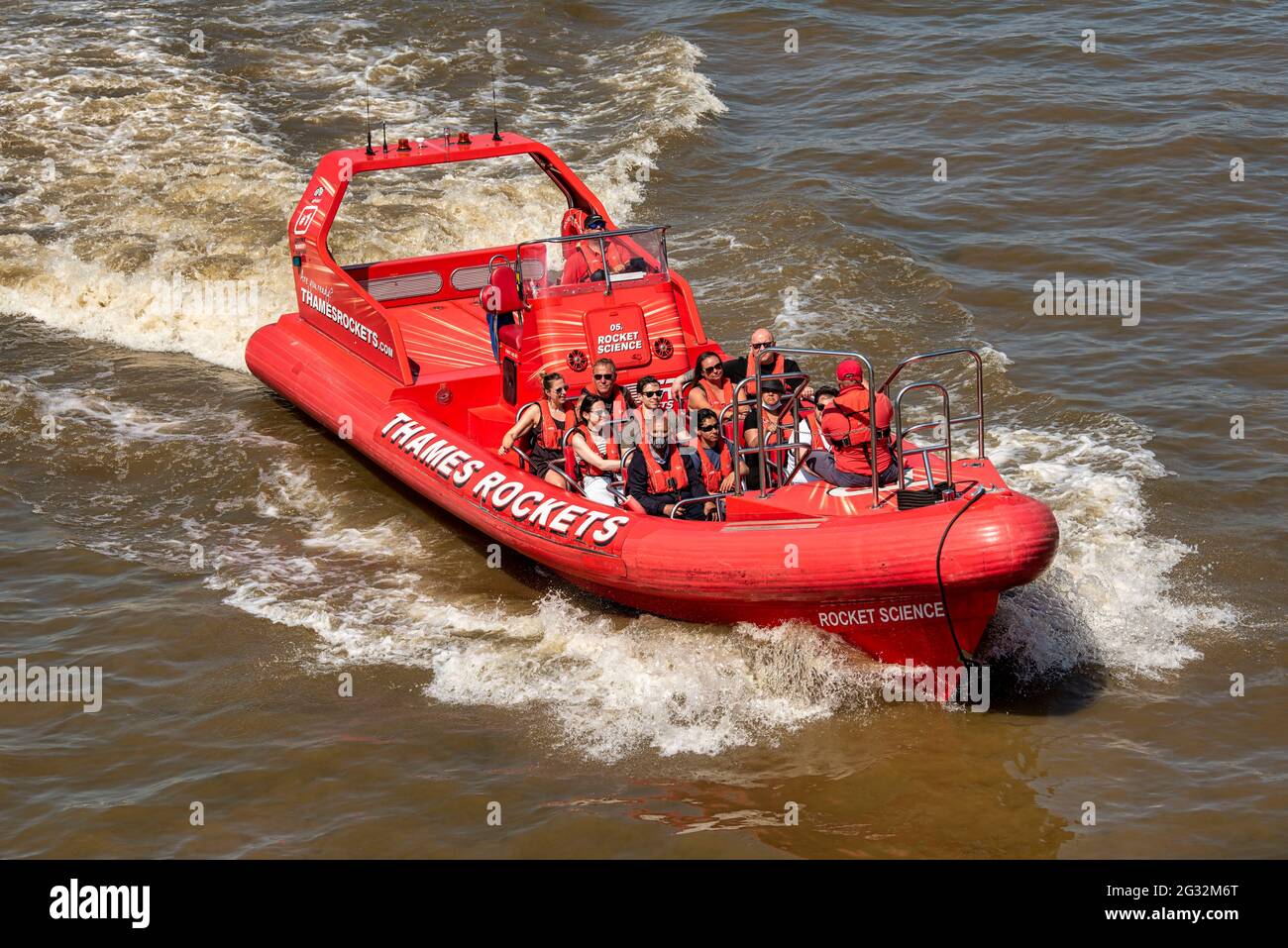 Londra, Regno Unito. 13 giugno 2021. Le persone si godono un viaggio veloce su una barca costoletta Thames Rockets approfittando del tempo caldo a Londra. (Foto di Dave Rushen/SOPA Images/Sipa USA) Credit: Sipa USA/Alamy Live News Foto Stock