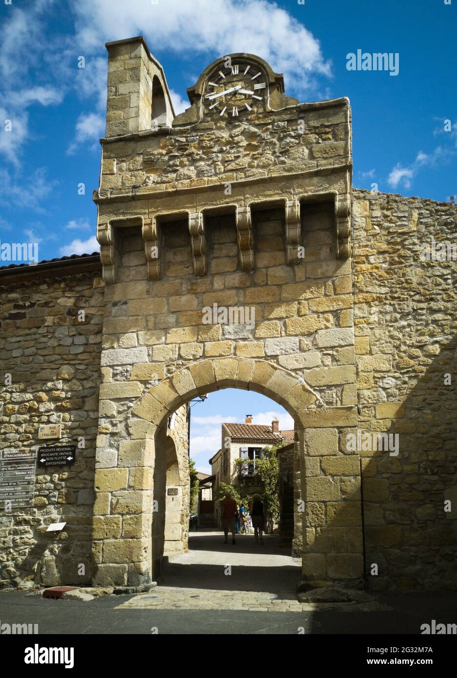 L'arco d'ingresso del villaggio di Montpeyroux, dipartimento Puy de Dome, Francia Foto Stock