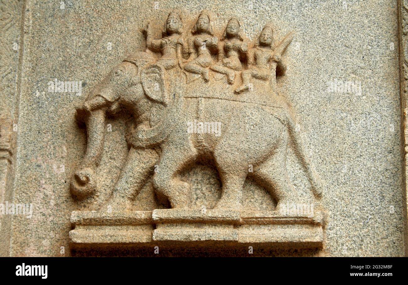Scultura murale di guerrieri che cavalcano l'elefante indietro, Tempio di Hazararama, Hampi, Karnataka, India, Asia Foto Stock