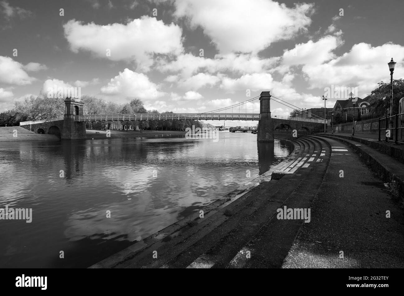 Ponte pedonale che attraversa il fiume Trent a Nottingham Foto Stock