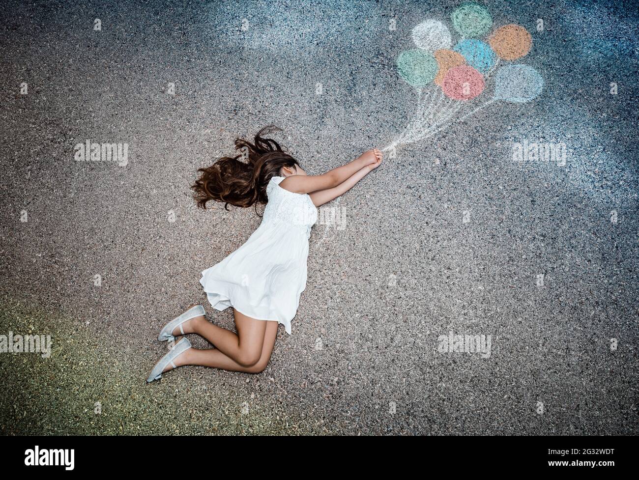 Immagine concettuale della libertà gioia e felicità. Little Girl volare via su palloncini colorati. Godendo la vita. L'Infanzia sognante. Immaginazione creativa. Foto Stock