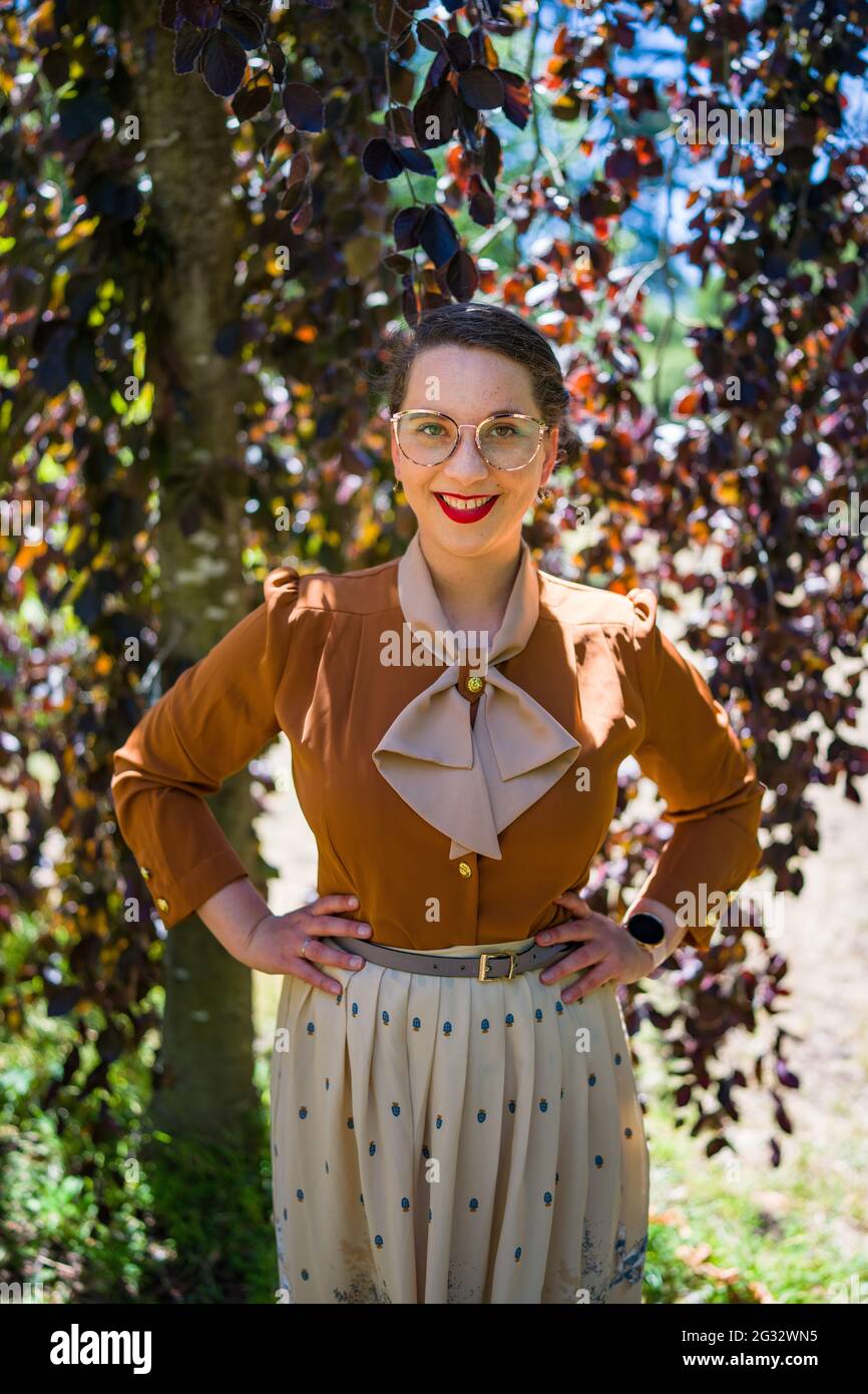 Giovane donna nel 1940 Moda nel Parco Foto Stock