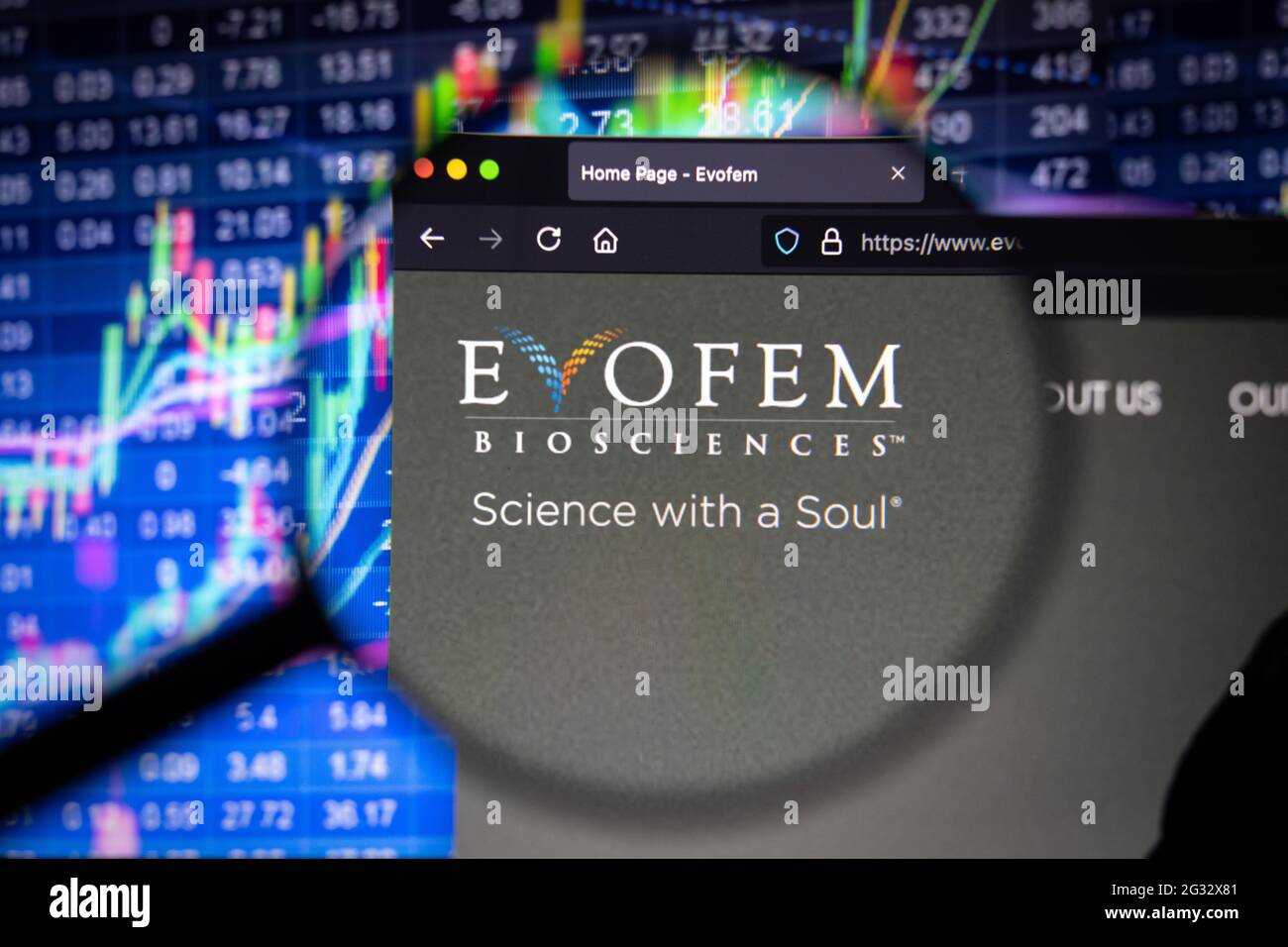 Evofem Biosciences logo aziendale su un sito Web con sviluppi sfocati del mercato azionario in background, visto su uno schermo del computer Foto Stock
