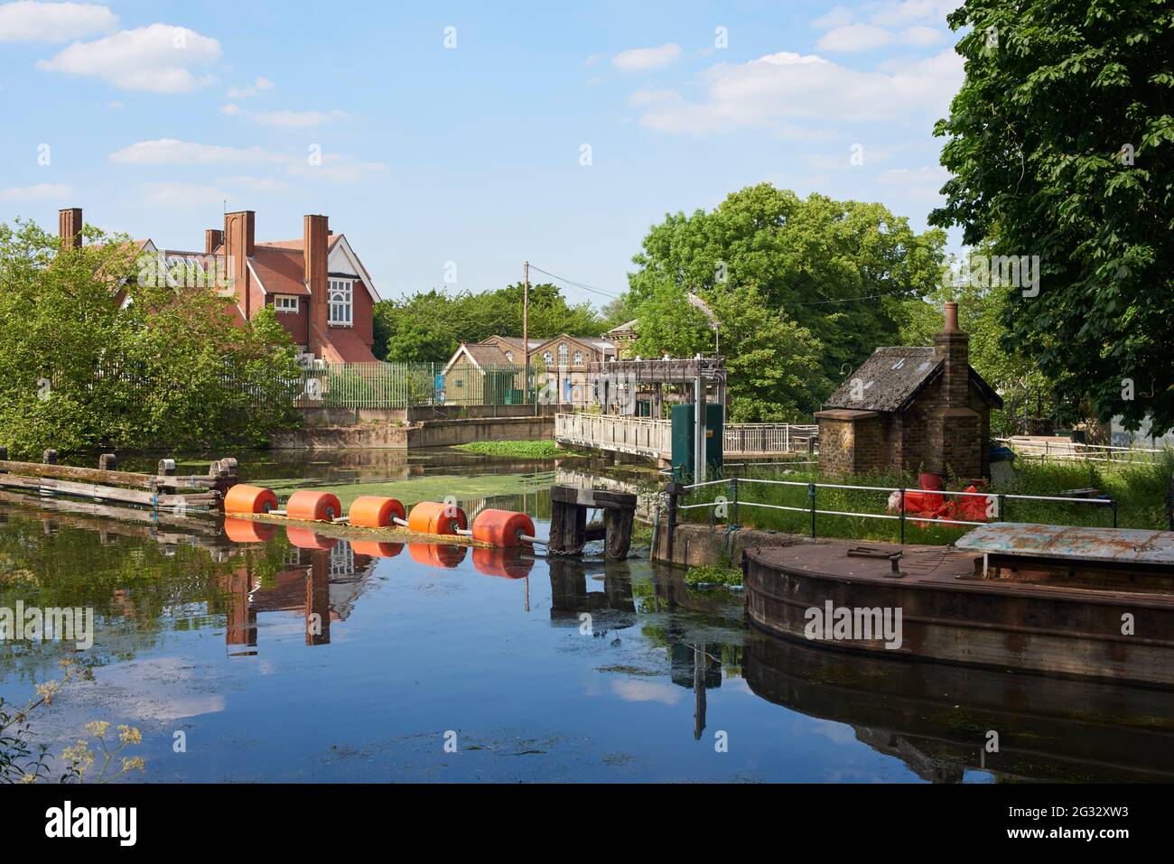 Incrocio sul fiume Lea, Hackney, Londra nord Regno Unito, vicino al Millfields Park e ai letti filtranti Middlesex Foto Stock