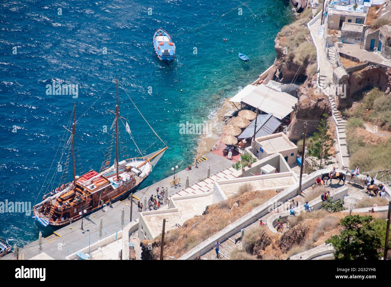 Foto aerea di una crociera greca gulet al vecchio porto sull'isola di Santorini in Grecia. Sullo sfondo gli edifici del porto Foto Stock