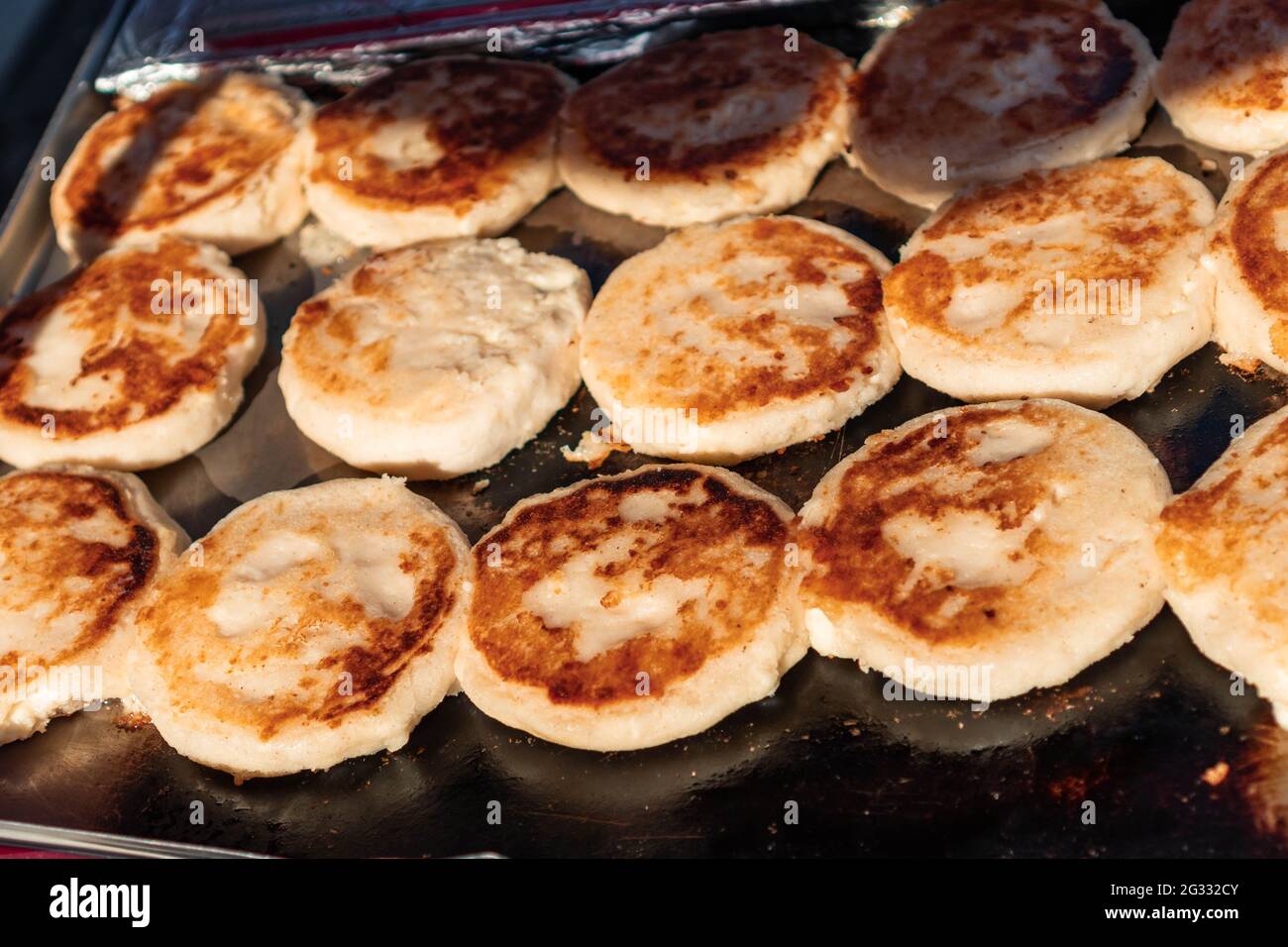 Vista delle arepas alla griglia. Cucina colombiana Foto Stock