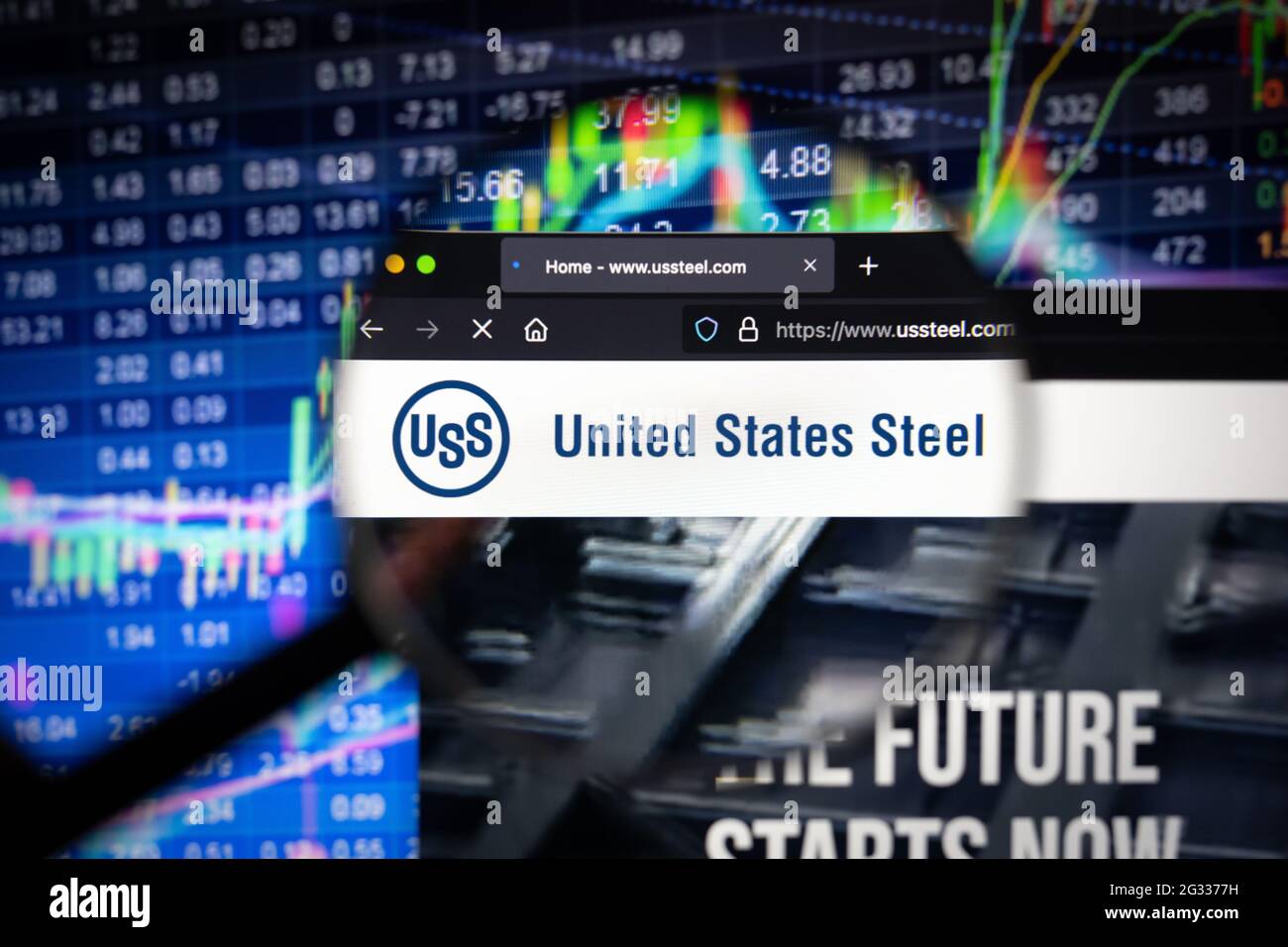 Logo della società di acciaio degli Stati Uniti su un sito web con sviluppi del mercato azionario sfocato in background, visto su uno schermo del computer Foto Stock