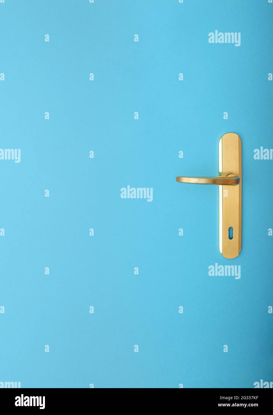 Maniglia della porta in oro su sfondo blu. Concetto minimo di fermo immagine con ampio spazio di copia. Minimo stile di posa piatto per la fotografia. Foto Stock