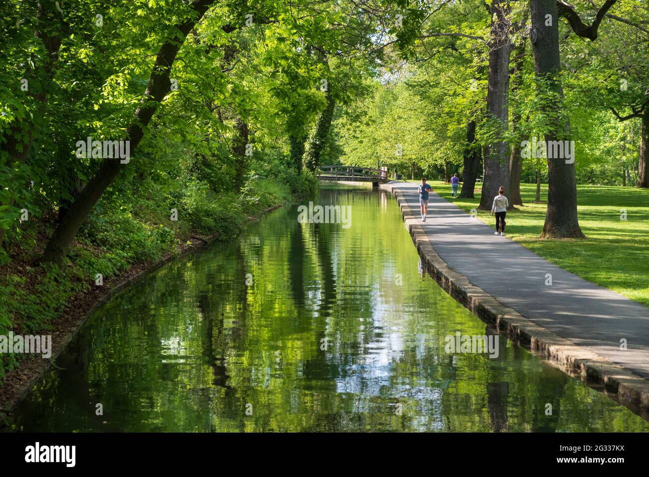 Persone che si allenano lungo il canale nel Brandywine Park lungo il fiume Brandywine nel quartiere del centro di Wilmington, Delaware, USA Foto Stock