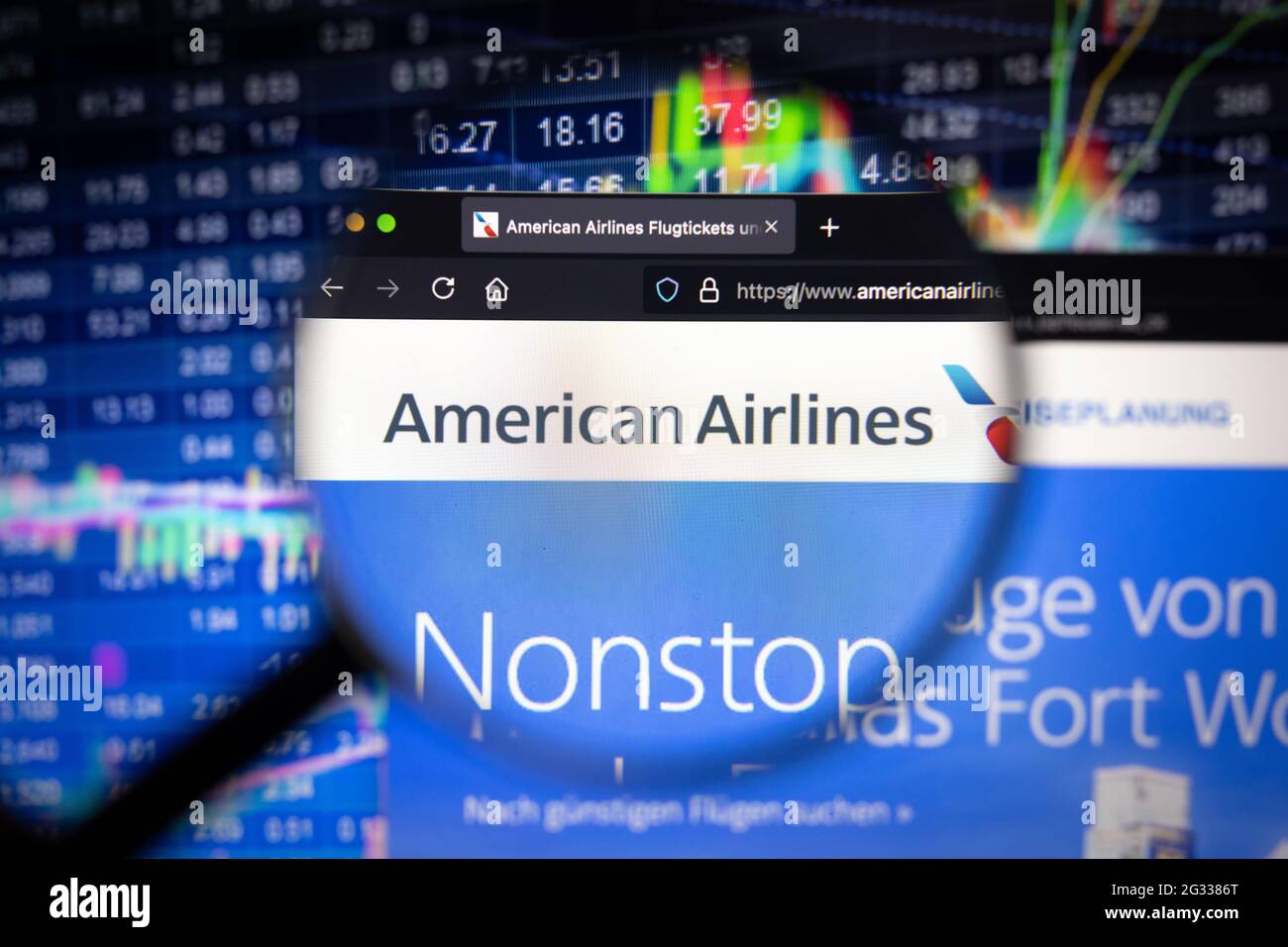 Logo di American Airlines su un sito Web con sviluppi sfocati del mercato azionario in background, visto su uno schermo del computer Foto Stock
