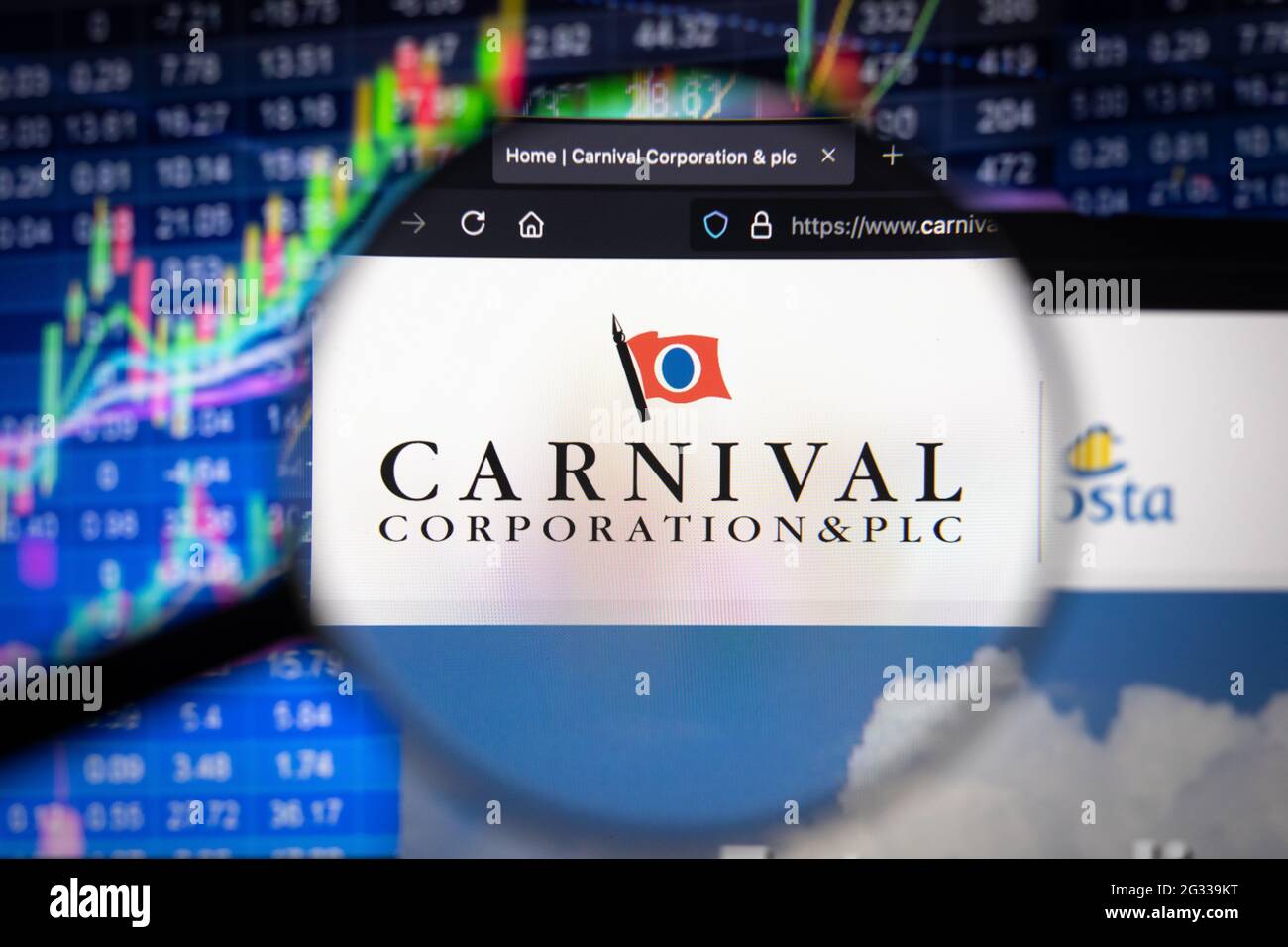 Carnival Corporation logo aziendale su un sito web con sviluppi sfocati del mercato azionario in background, visto su uno schermo del computer Foto Stock