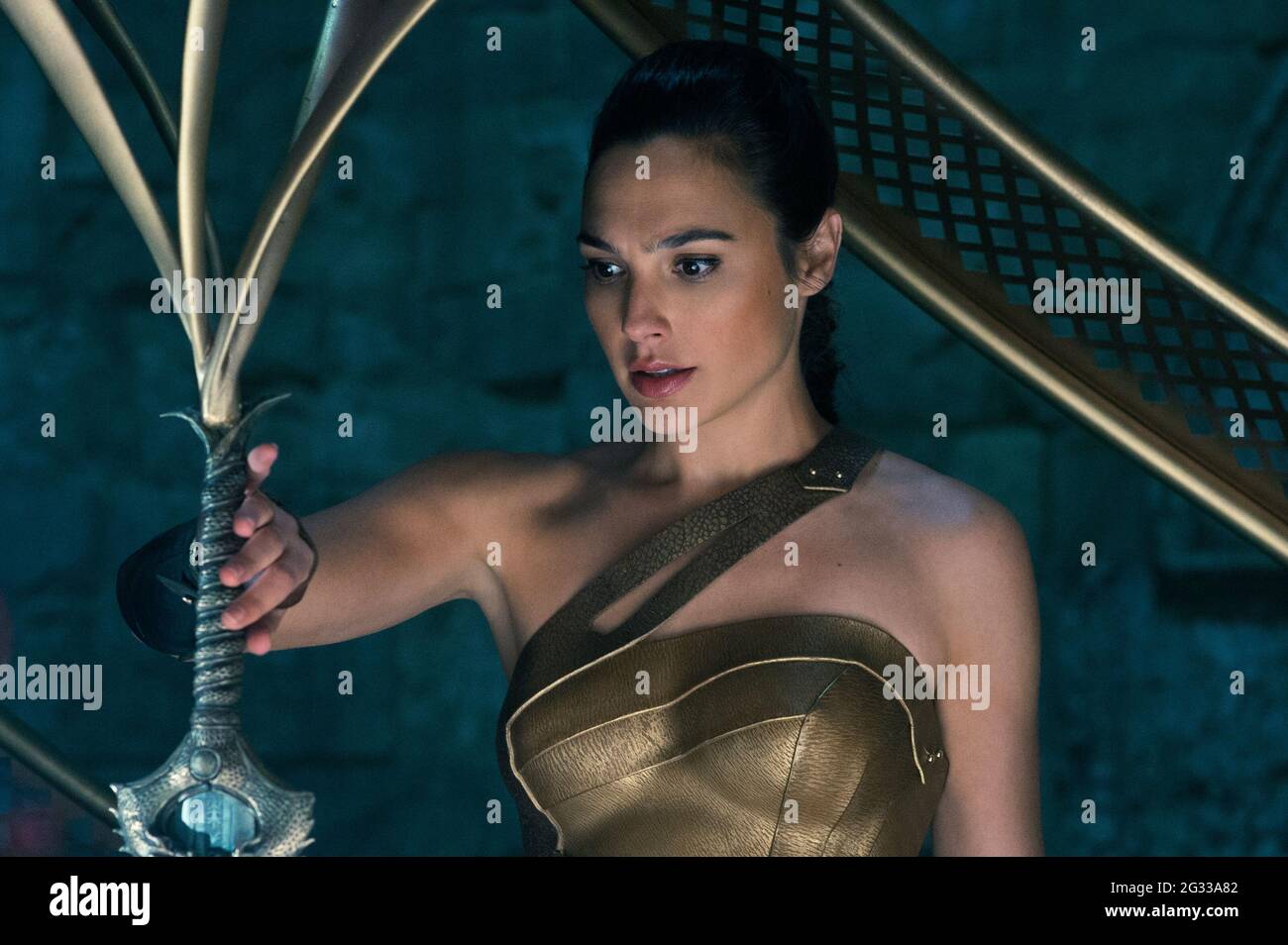 DATA DI USCITA: 2 giugno 2017 TITOLO: Wonder Woman STUDIO: DC Entertainment DIRECTOR: Patty Jenkins TRAMA: Quando un pilota si schianta e racconta di conflitti nel mondo esterno, Diana, un guerriero amazzonico in allenamento, lascia casa per combattere una guerra, scoprendo i suoi pieni poteri e il vero destino. CON LA STELLA: Gal Gadot, Chris Pine, Robin Wright. (Immagine di credito: © DC Entertainment/Entertainment Pictures) Foto Stock