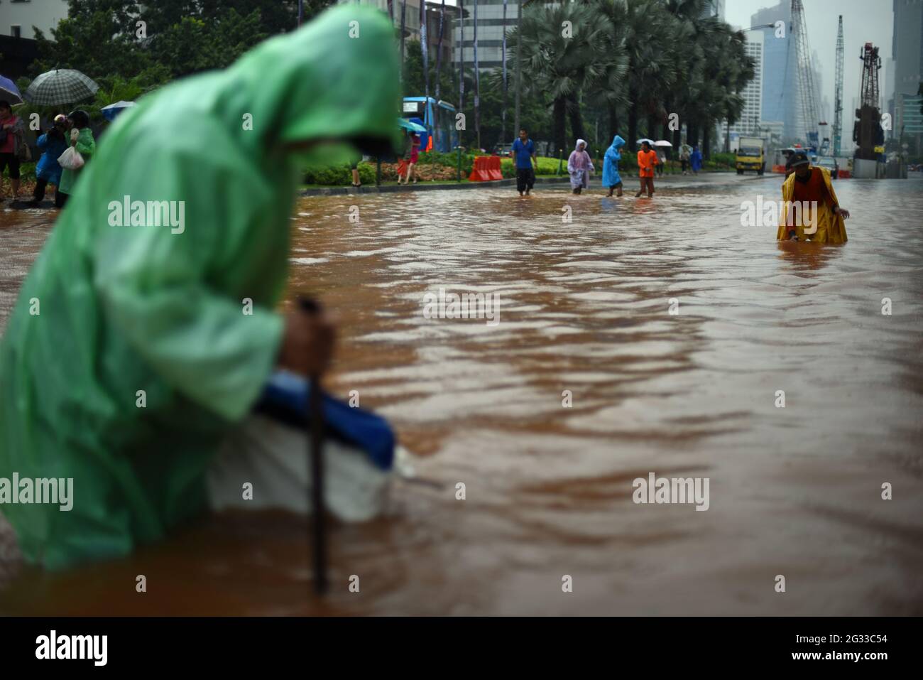 Giacarta, Indonesia. 9 febbraio 2015. I lavoratori dell'ufficio urbanistico che cercano di scoprire se il sistema di drenaggio della strada è intasato, dopo una pioggia continua ha lasciato Giacarta allagato, in via Thamrin che si estende attraverso il cuore della capitale indonesiana. Foto Stock