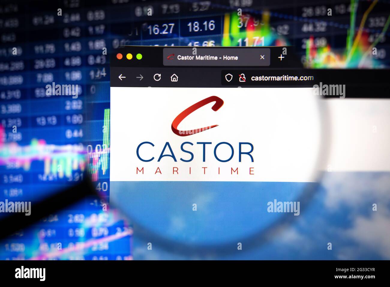 Castor Maritime logo aziendale su un sito web con sviluppi del mercato azionario sfocato in background, visto su uno schermo del computer Foto Stock
