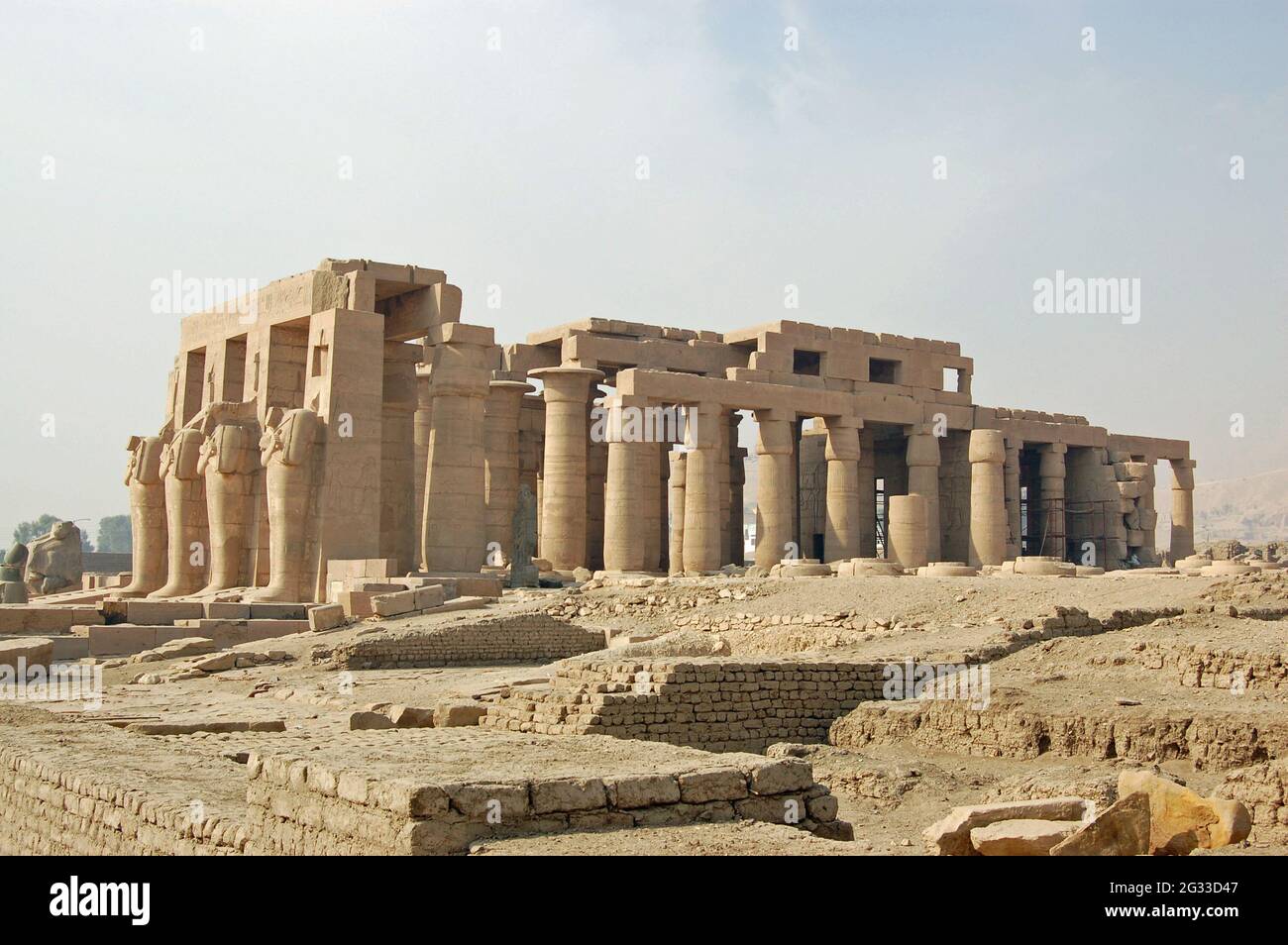 Rovine dell'enorme Ramasseum Tempio, costruito in onore del grande antico Faraone Egiziano Ramses II sulla riva occidentale del fiume Nilo a Luxor, Egitto Foto Stock