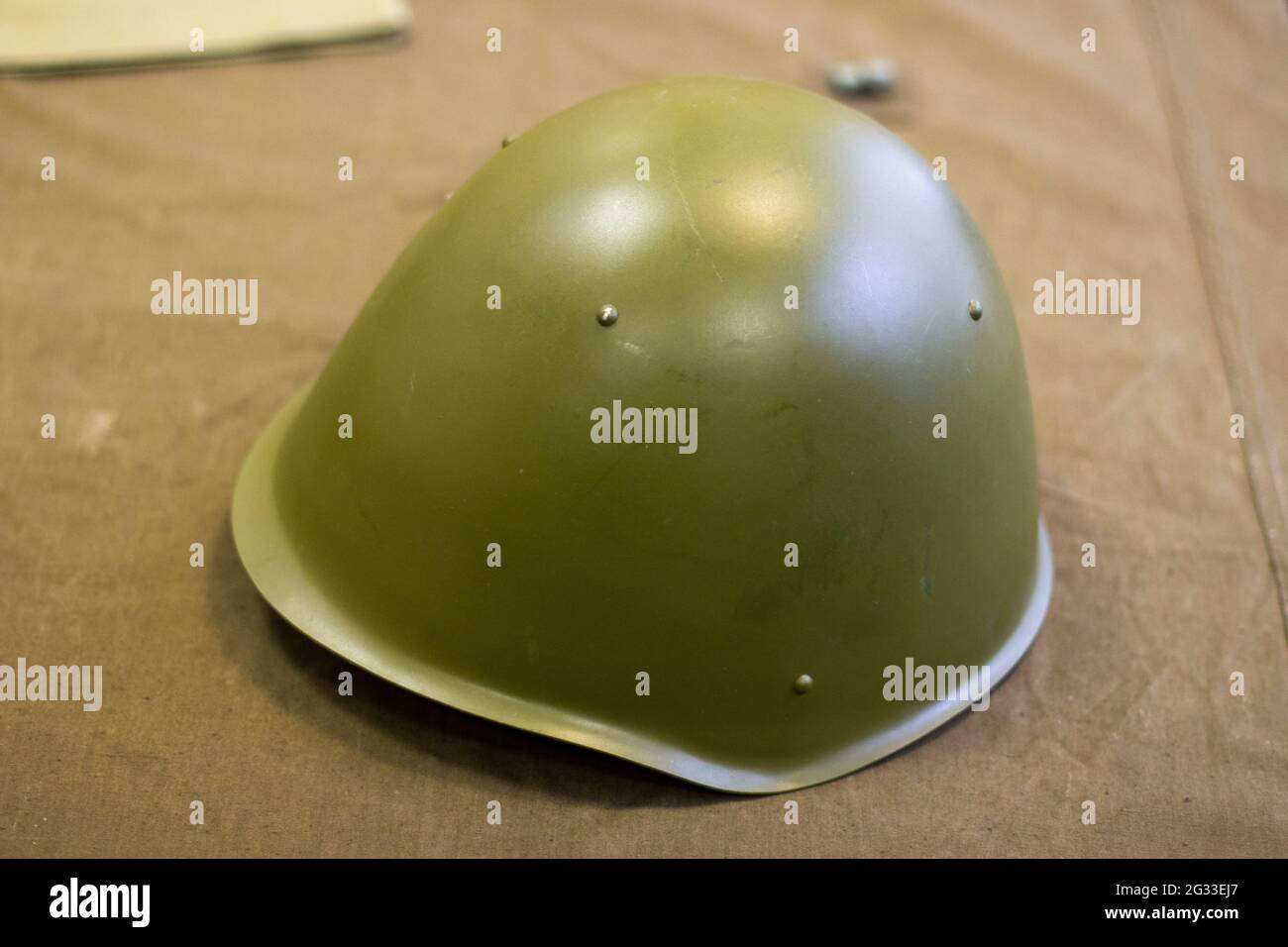 Casco militare di un soldato sovietico durante la seconda guerra mondiale.  Elmetto di sicurezza verde per la testa. Il casco protegge la testa dagli  scatti Foto stock - Alamy