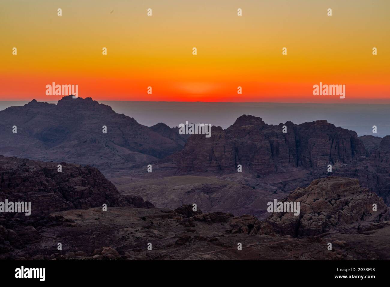 Rosso-arancio scenico colorato tramonto sulle montagne e la valle a Wadi Araba, Giordania Foto Stock