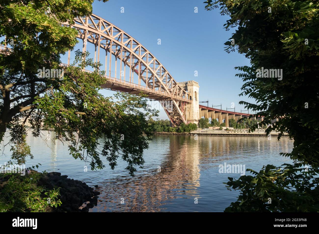 Astoria, NY - USA - 13 giugno 2021: Vista dello storico Hell Gate Bridge Foto Stock