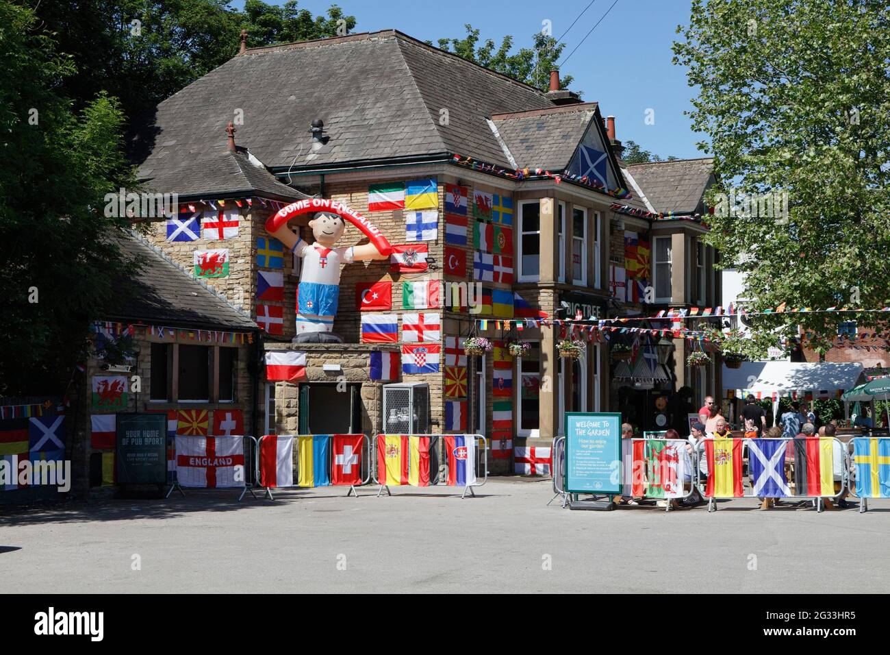 La casa pubblica Big Tree a Woodseats Sheffield, Inghilterra. Coperto da bandiere di tutte le nazioni in competizione nelle finali di Calcio Euro 2021 Foto Stock