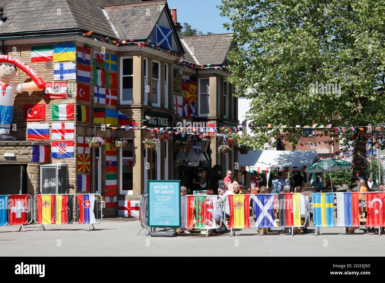 La casa pubblica Big Tree a Woodseats Sheffield, Inghilterra. Coperto da bandiere di tutte le nazioni in competizione nelle finali di Calcio Euro 2021 Foto Stock