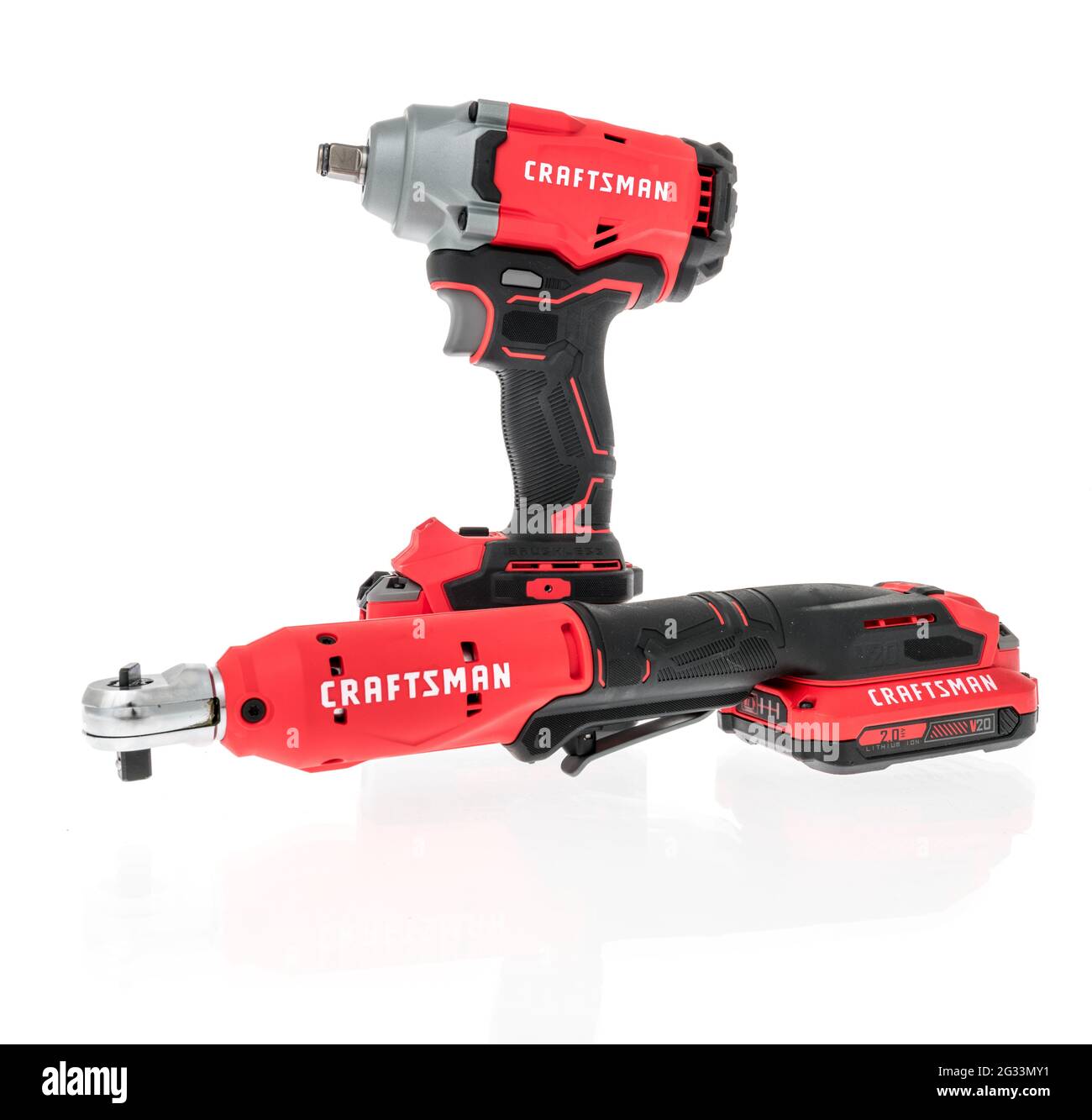 Winneconne, WI - 10 giugno 2021: Un pacchetto di avvitatore a percussione Craftsman 1/2 inche e bussole a percussione su sfondo isolato Foto Stock Winneconne, WI - 10 giugno 2021: Un pacchetto di avvitatore a percussione Craftsman 1/2 inche e bussole a percussione su sfondo isolato Foto Stock
