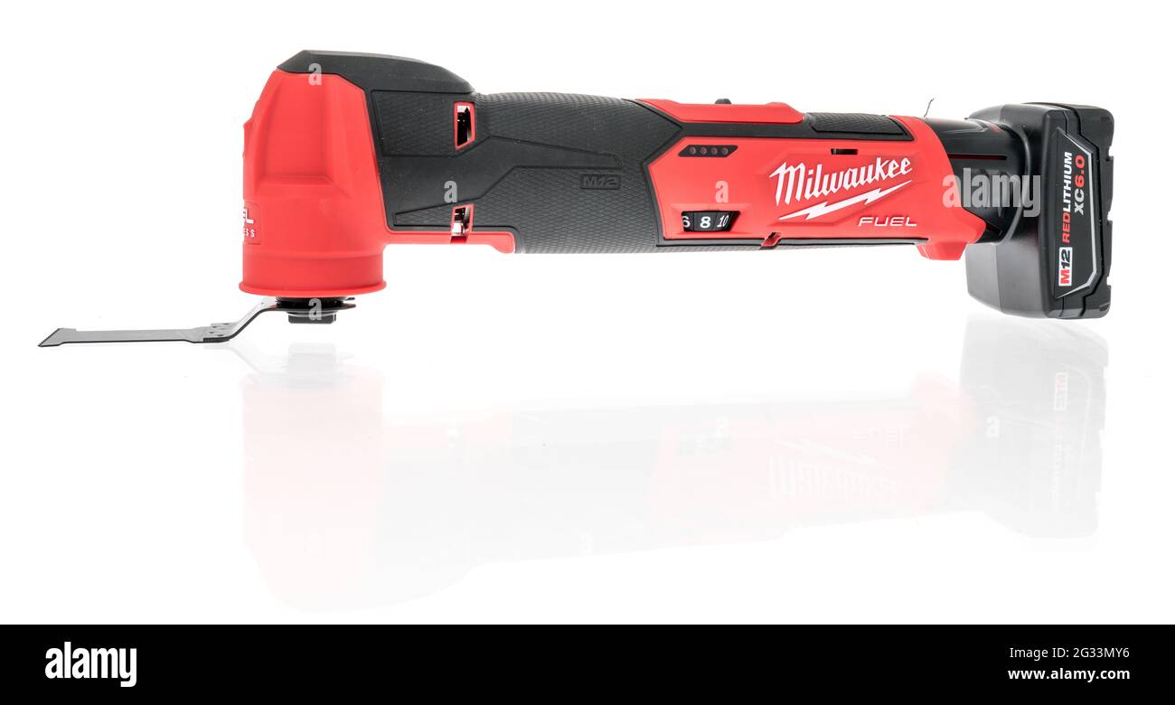 Winneconne, WI - 10 giugno 2021: Un pacchetto di batteria oscillante Milwaukee m12 su sfondo isolato Foto Stock Winneconne, WI - 10 giugno 2021: Un pacchetto di batteria oscillante Milwaukee m12 su sfondo isolato Foto Stock