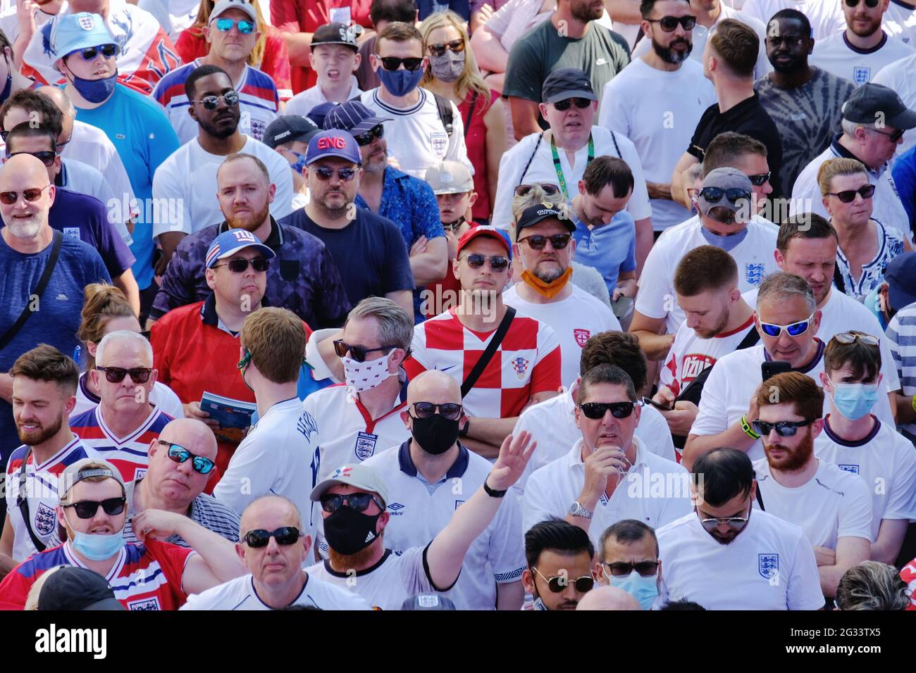 Londra, Regno Unito. I tifosi croati che indossano i colori controllati della squadra lasciano lo stadio di Wembley dopo la loro sconfitta del 1-0 contro l'Inghilterra negli Euro 2020 Foto Stock