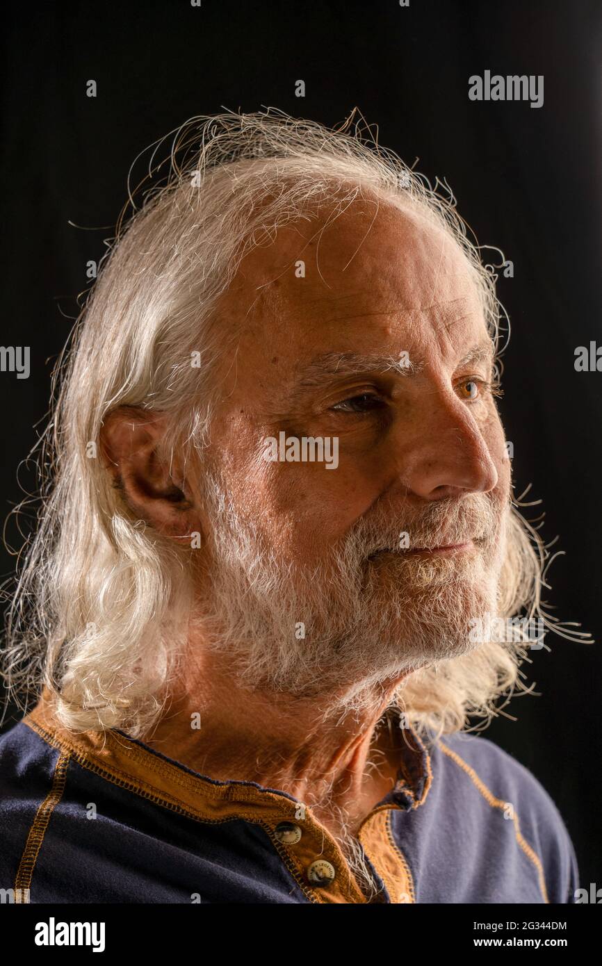 Issaquah, Washington, Stati Uniti. Ritratto di un uomo di 66 anni con lunghi capelli grigi. Foto Stock