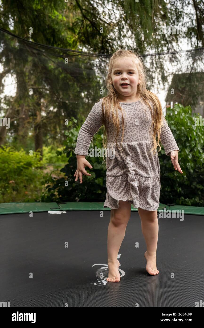 Lynwood, Washington, Stati Uniti. bambina di 4 anni che rimbalza sul suo  trampolino. (SIG Foto stock - Alamy