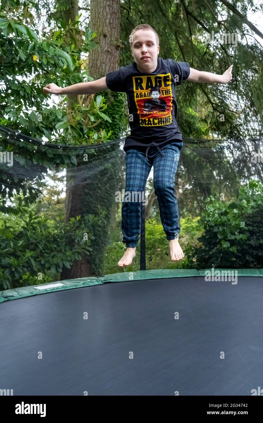 Lynwood, Washington, Stati Uniti. ragazzo di 18 anni che salta sul trampolino. (SIG.) Foto Stock