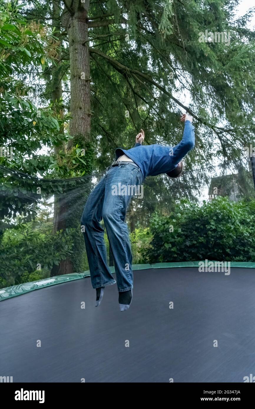Lynwood, Washington, Stati Uniti. uomo di 39 anni che salta sul suo trampolino. (SIG.) Foto Stock