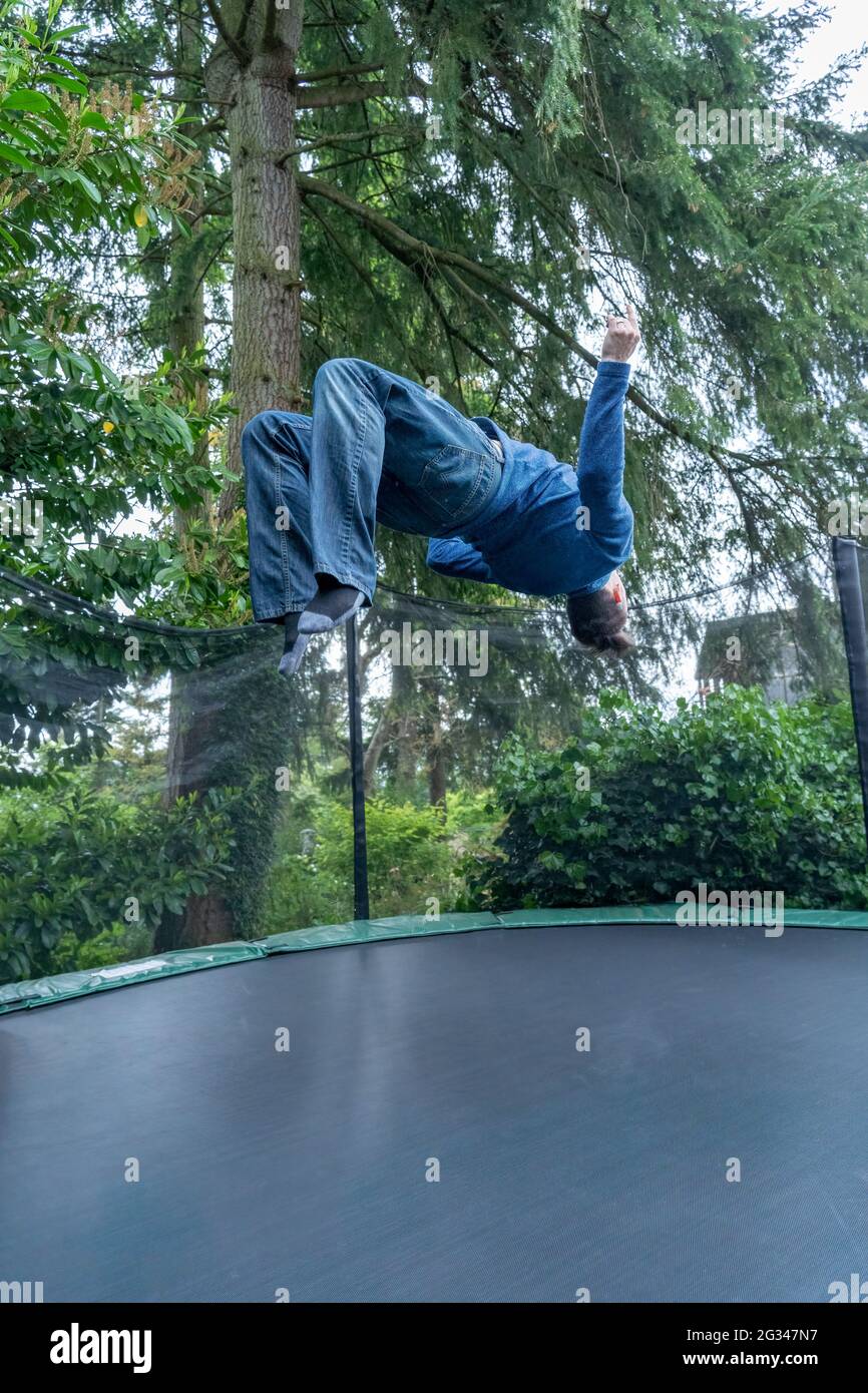 Lynwood, Washington, Stati Uniti. uomo di 39 anni che salta sul suo trampolino. (SIG.) Foto Stock