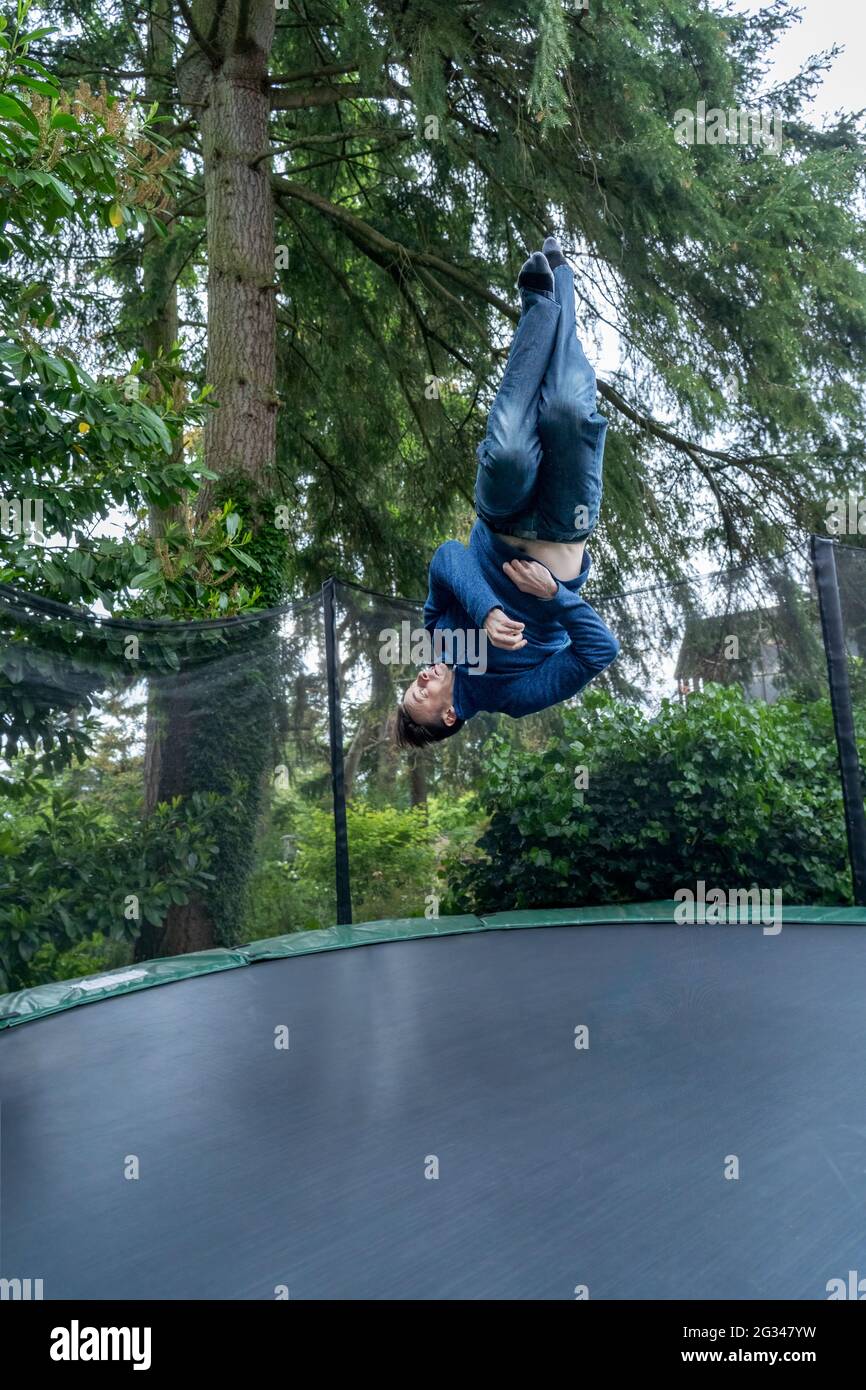 Lynwood, Washington, Stati Uniti. uomo di 39 anni che salta sul suo trampolino. (SIG.) Foto Stock