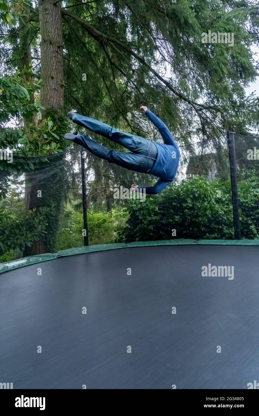 Lynwood, Washington, Stati Uniti. uomo di 39 anni che salta sul suo trampolino. (SIG.) Foto Stock