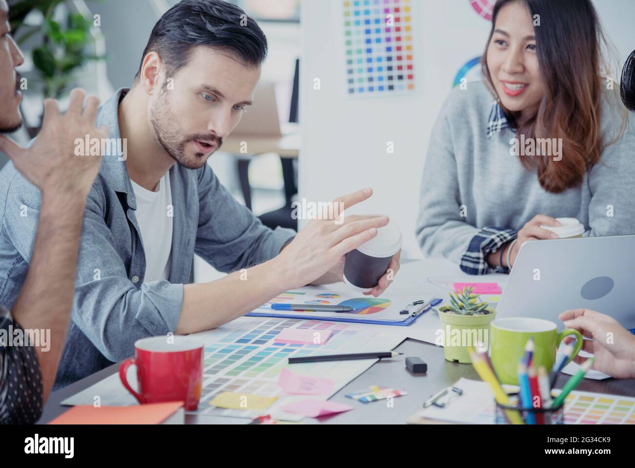 Concetto di lavoro di squadra. La collaborazione del team di comunicazione di incontro con le imprese il lavoro di squadra lavorando insieme nella sala conferenze. Vista superiore della diversità Il Partner B Foto Stock