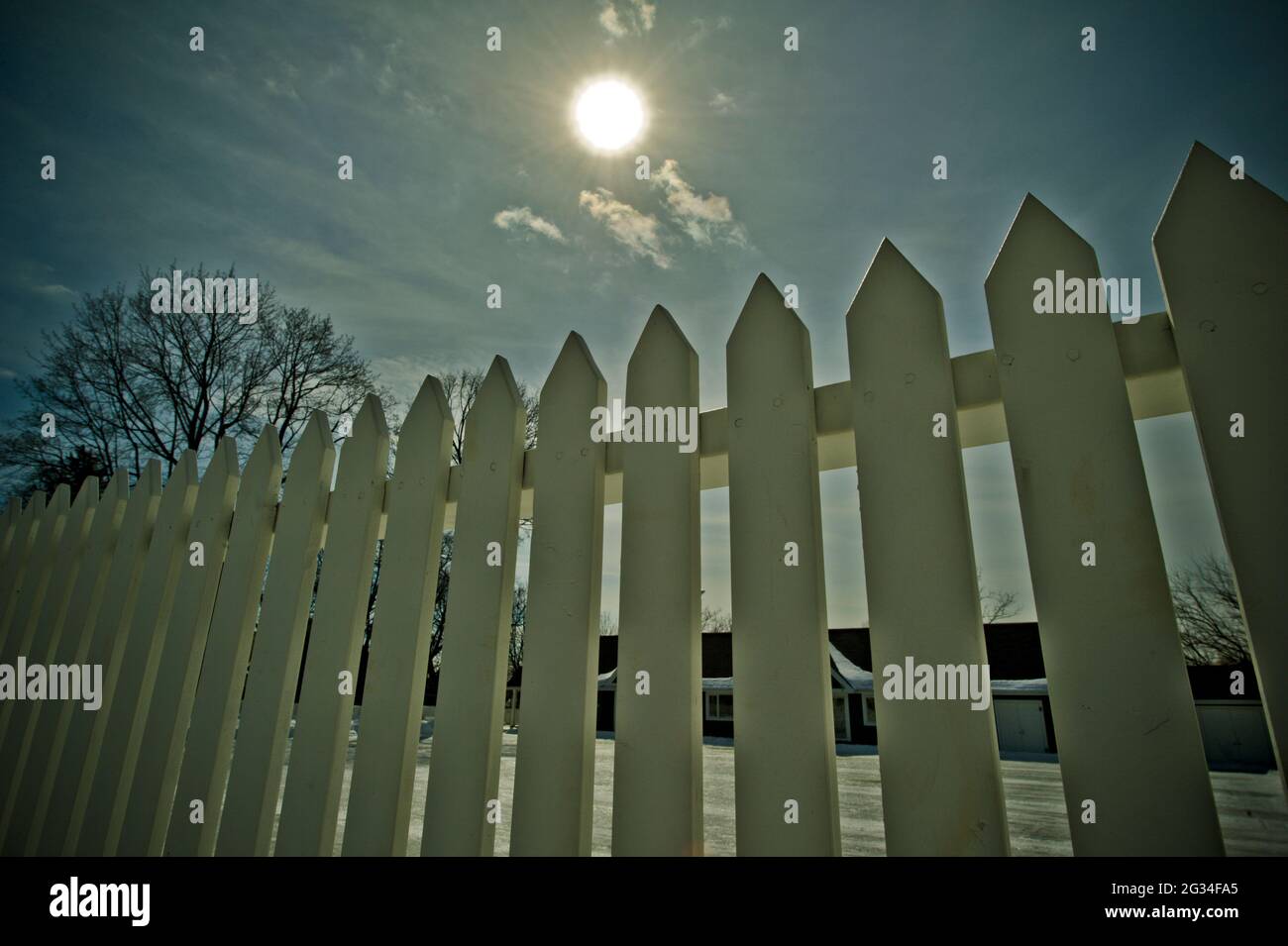 White staccionata in legno di Oakville Club prato verde Foto Stock