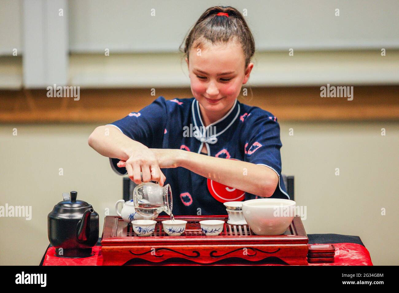 Christchurch, Nuova Zelanda. 13 giugno 2021. Un concorrente esegue l'arte del tè durante il Chinese Bridge Chinese Proficiency Competition 2021 a Christchurch, Nuova Zelanda, 13 giugno 2021. PER ANDARE CON: 'Feature: Crosstalk, duo comico presentato nella competizione cinese di abilità degli studenti Kiwi' Credit: Li Xiaogang/Xinhua/Alamy Live News Foto Stock