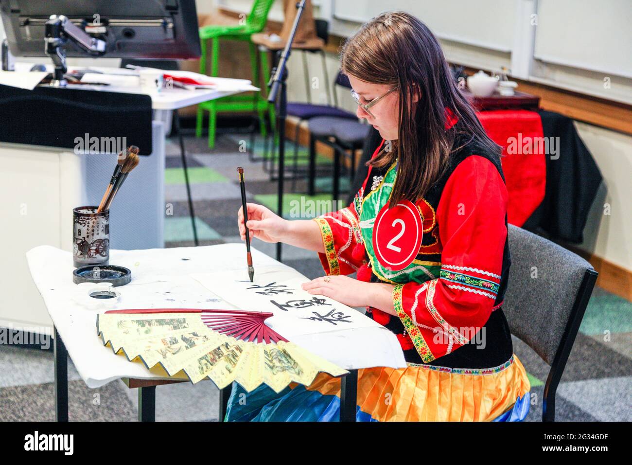 Christchurch, Nuova Zelanda. 13 giugno 2021. Un concorrente scrive calligrafia cinese durante il 2021 Chinese Bridge Chinese Proficiency Competition a Christchurch, Nuova Zelanda, 13 giugno 2021. PER ANDARE CON: 'Feature: Crosstalk, duo comico presentato nella competizione cinese di abilità degli studenti Kiwi' Credit: Li Xiaogang/Xinhua/Alamy Live News Foto Stock
