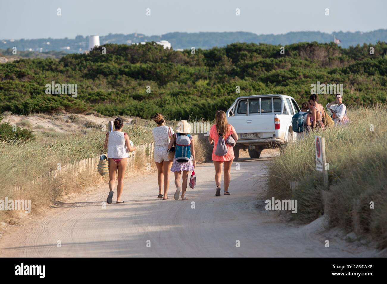 Formentera, Spagna: 2021 giugno 13: Turisti in bicicletta sulla spiaggia Illetes a Formentera in Spagna nei tempi di Covid19 Foto Stock