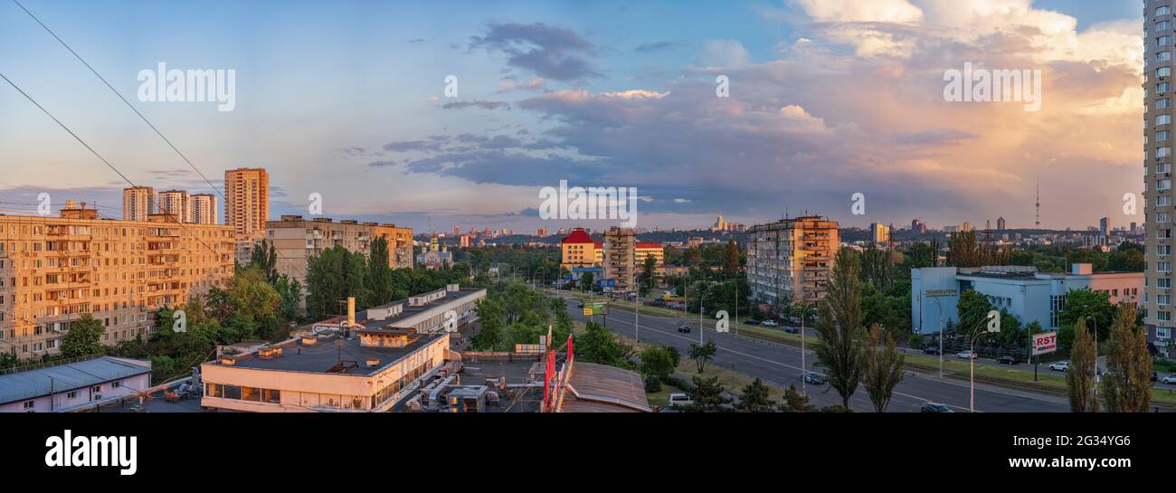 Splendide nuvole al tramonto su uno dei quartieri della città di Kiev, Ucraina Foto Stock