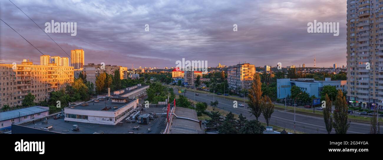 Splendide nuvole al tramonto su uno dei quartieri della città di Kiev, Ucraina Foto Stock