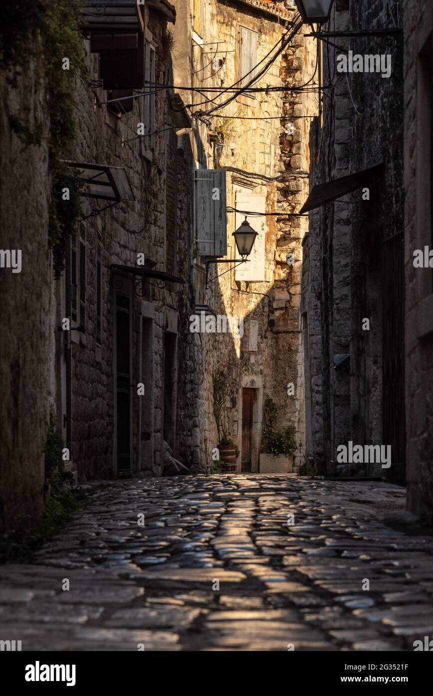 Stretta strada medievale lastricata nella città vecchia di Spalato, Croazia Foto Stock