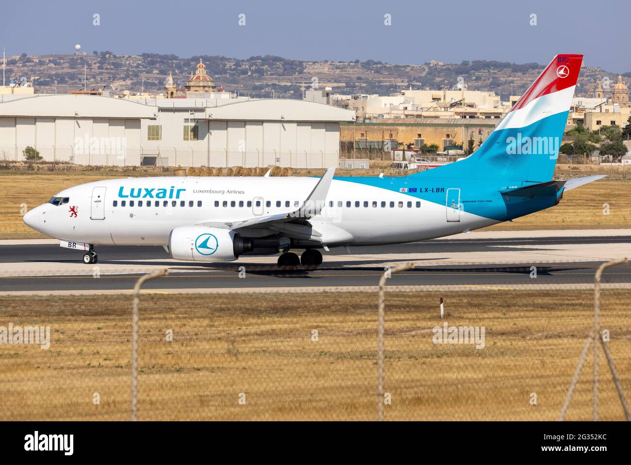 Luxair Boeing 737-7K2 (REG: LX-LBR) sulla Taxiway Charlie per entrare nella pista 31. Foto Stock