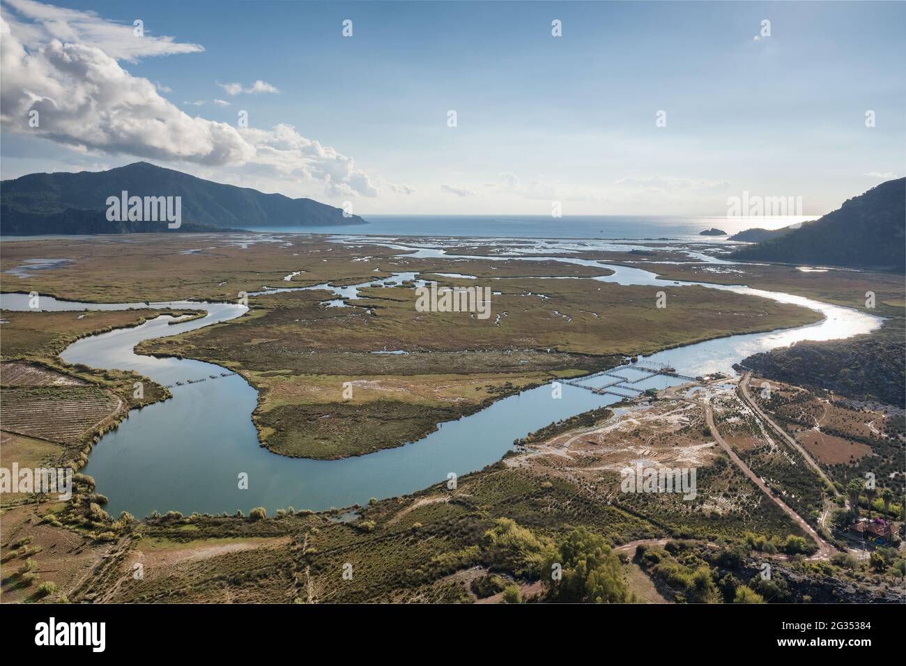 Il delta del fiume Dalyan, la spiaggia di Iztuzu e le montagne circostanti a Dalyan, Turchia Foto Stock