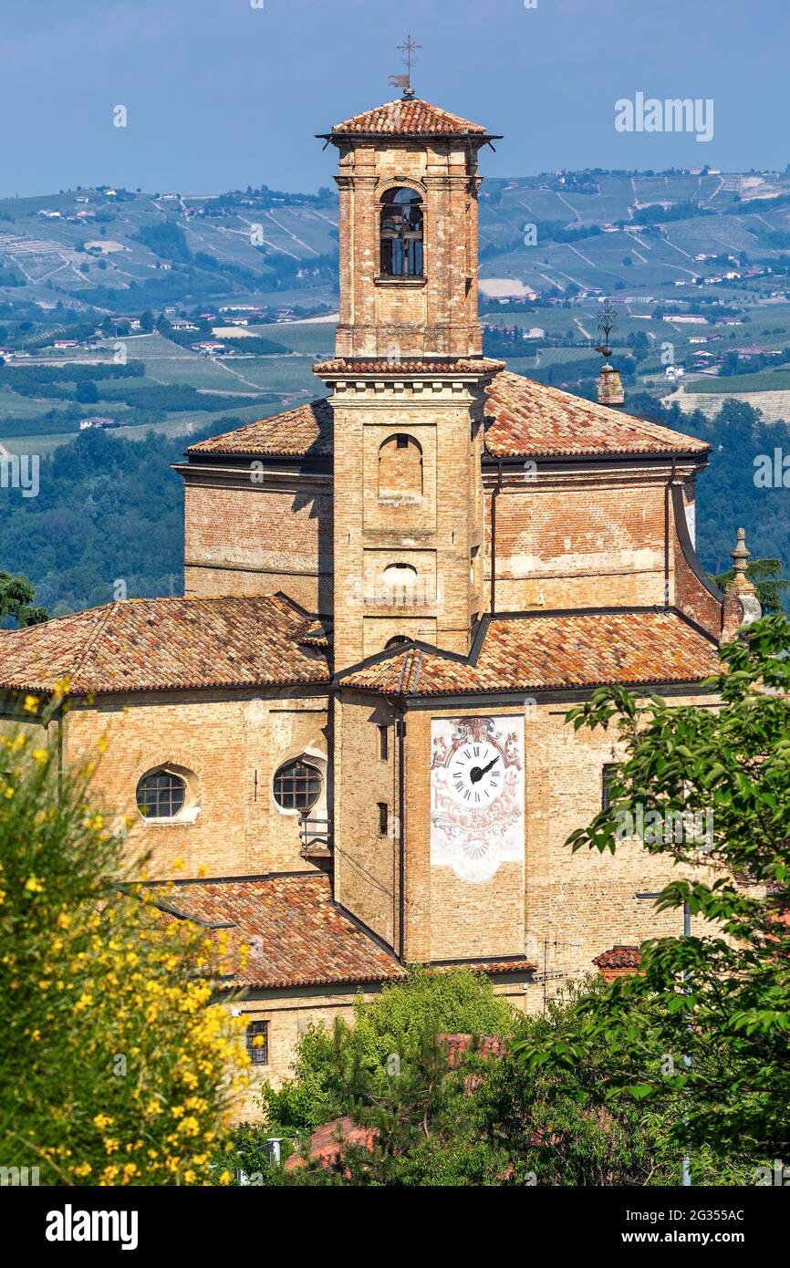 Vista della strada stretta e della vecchia chiesa in mattoni nella piccola città di Guarene in Piemonte, Italia settentrionale. Foto Stock