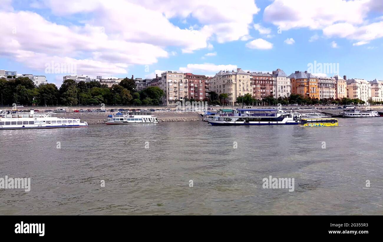 Confortevole tour in autobus giallo che galleggia sul Danubio. Autobus anfibio che galleggia sul fiume verso il paesaggio urbano di Budapest, Ungheria. Agosto 2018. Foto Stock