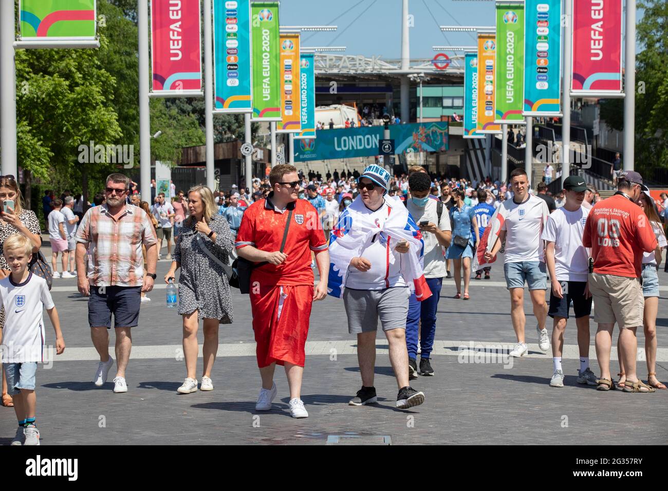 Wembley Stadium, Londra, Regno Unito. 13 giugno 2021. FOTO: JEFF GILBERT 13 Giugno 2021 Wembley Stadium, Londra, Inghilterra tifosi fuori Wembley Stadium davanti all'Inghilterra contro Croazia Euro 2020 Match Credit: Jeff Gilbert/Alamy Live News Foto Stock