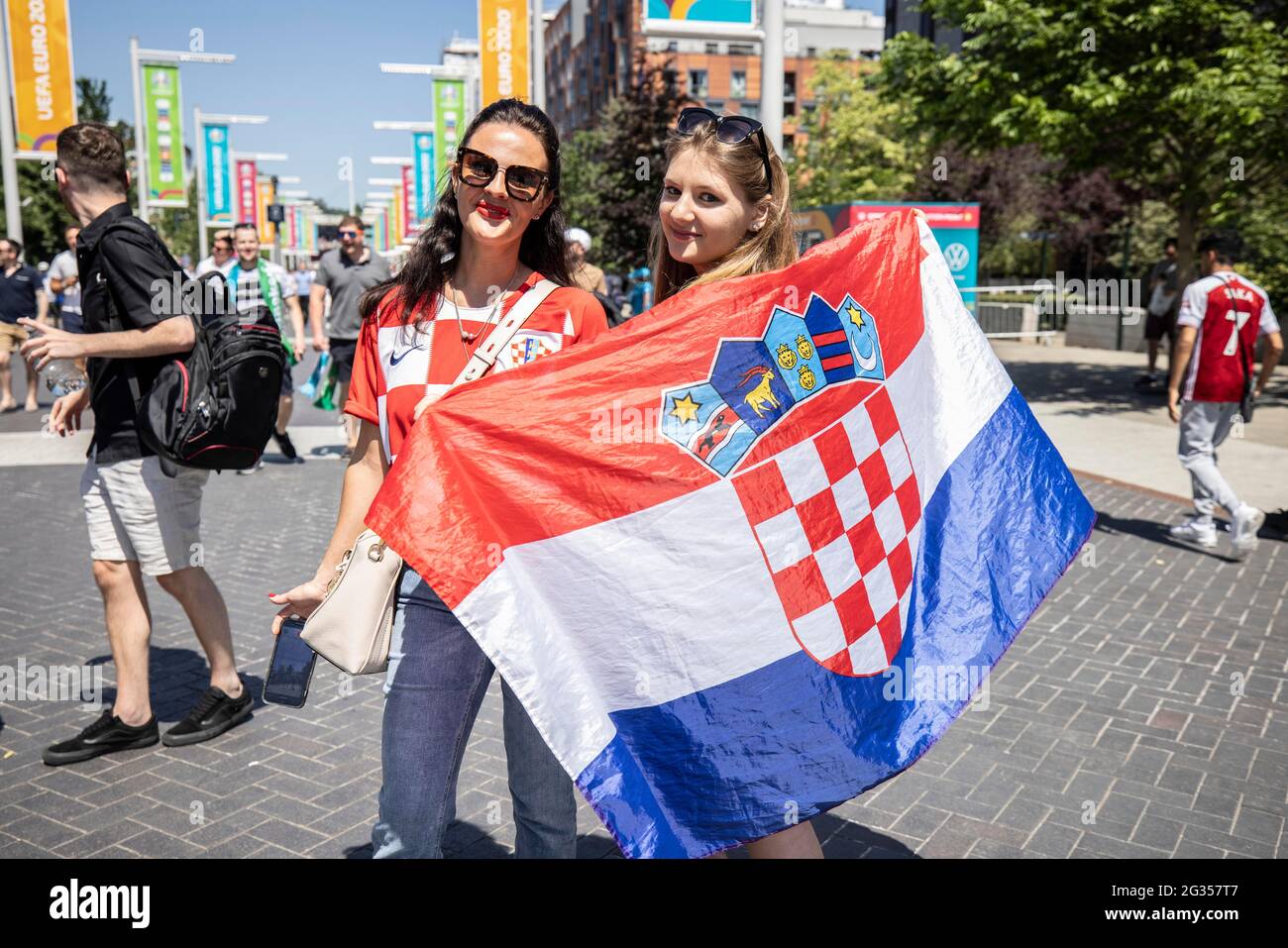 Wembley Stadium, Londra, Regno Unito. 13 giugno 2021. FOTO: JEFF GILBERT 13 Giugno 2021 Wembley Stadium, Londra, Inghilterra tifosi fuori Wembley Stadium davanti all'Inghilterra contro Croazia Euro 2020 Match Credit: Jeff Gilbert/Alamy Live News Foto Stock