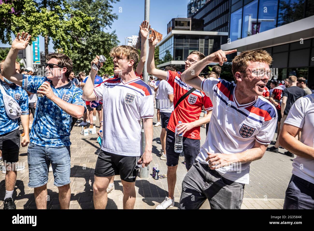 Wembley Stadium, Londra, Regno Unito. 13 giugno 2021. FOTO: JEFF GILBERT 13 Giugno 2021 Wembley Stadium, Londra, Inghilterra tifosi fuori Wembley Stadium davanti all'Inghilterra contro Croazia Euro 2020 Match Credit: Jeff Gilbert/Alamy Live News Foto Stock