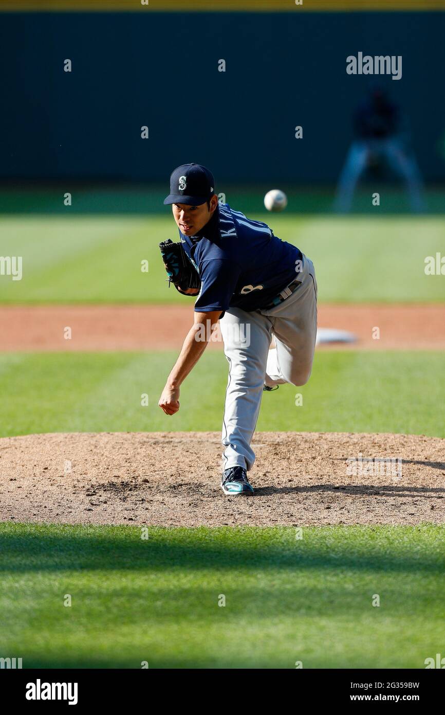 Seattle Mariners Pitcher Yusei Kikuchi (18) sbatte la palla durante una partita di stagione regolare MLB contro gli Indiani Cleveland, sabato 12 giugno 202 Foto Stock
